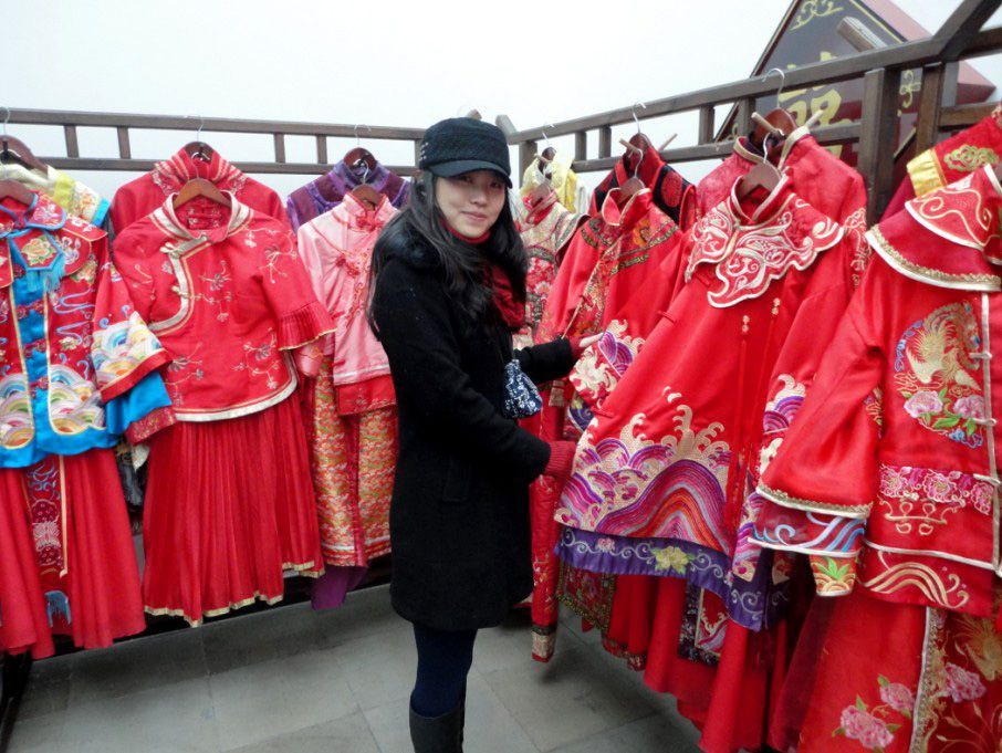 深圳新時代老師正在參觀古裝拍攝服飾