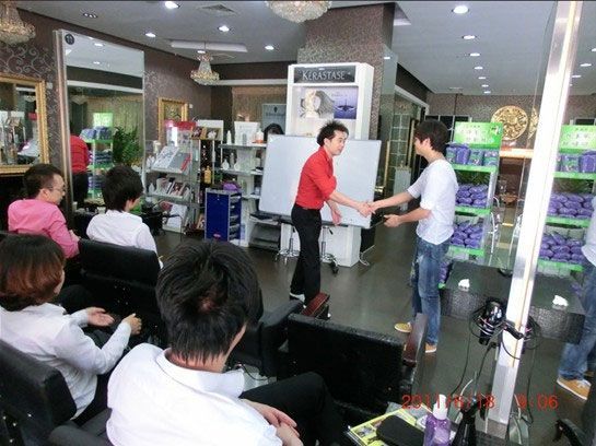 纖手美發店的員工感謝劉飛老師為他們分享經驗
