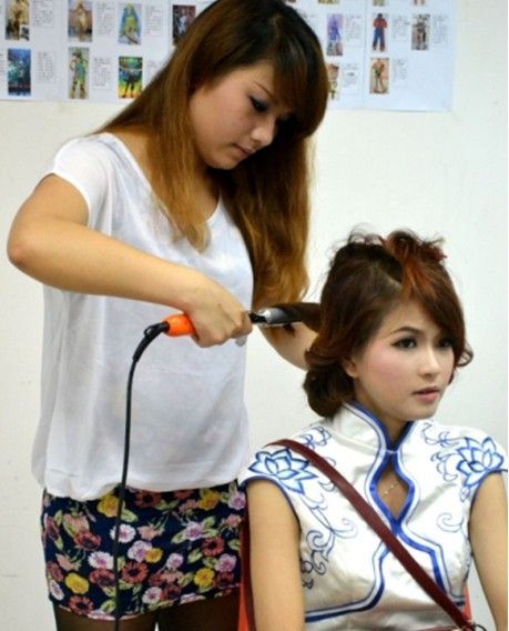 學員在為中國好形象模特化妝造型